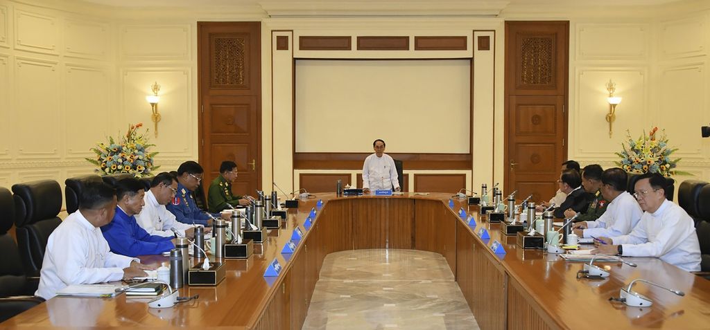 Presiden dari pemerintahan militer Myanmar, Jenderal  Myin Swe, menggelar pertemuan bersama anggota National Defense and Security Council Jenderal Senior Min Aung Hlaing (tengah sebelah kiri) dan Chairman of State Administration Council, and Vice President Henry Van Thio (tengah kanan).