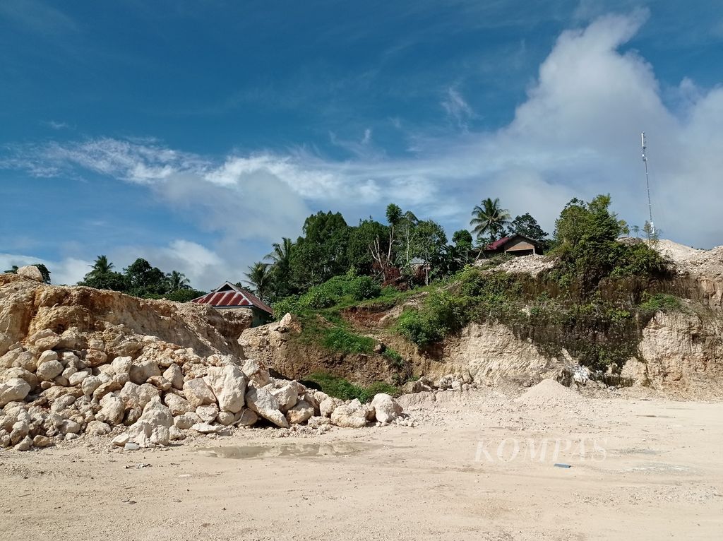 Bukit yang dikikis untuk pelebaran jalan di Kabupaten Maybrat, Papua Barat, Rabu (13/7/2022). Bebatuan dimanfaatkan untuk perkerasan jalan.