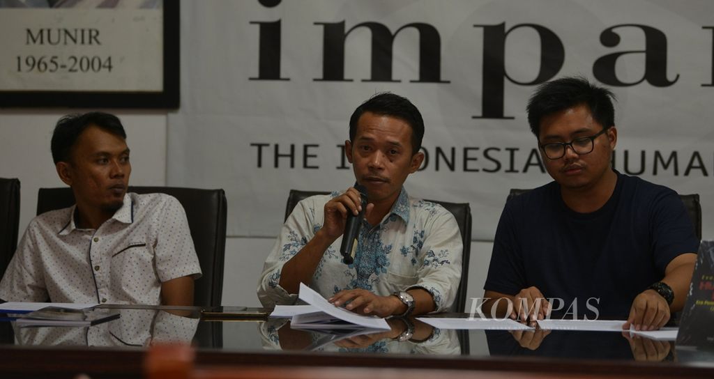 Wakil Direktur Imparsial Ghufron Mabruri (tengah) memberikan keterangan saat peluncuran laporan mengenai evaluasi praktik hukuman mati pada era pemerintahan Presiden Joko Widodo di Jakarta, Kamis (10/10/2019). Menurut catatan Imparsial pada kurun waktu 2014-2019, pemerintah telah melakukan eksekusi hukuman mati terhadap 18 orang terkait kasus narkoba. Imparsial juga merekomendasikan beberapa hal, antara lain penghapusan pidana mati dalam revisi RKUHP dan pemberlakuan moratorium hukuman mati.