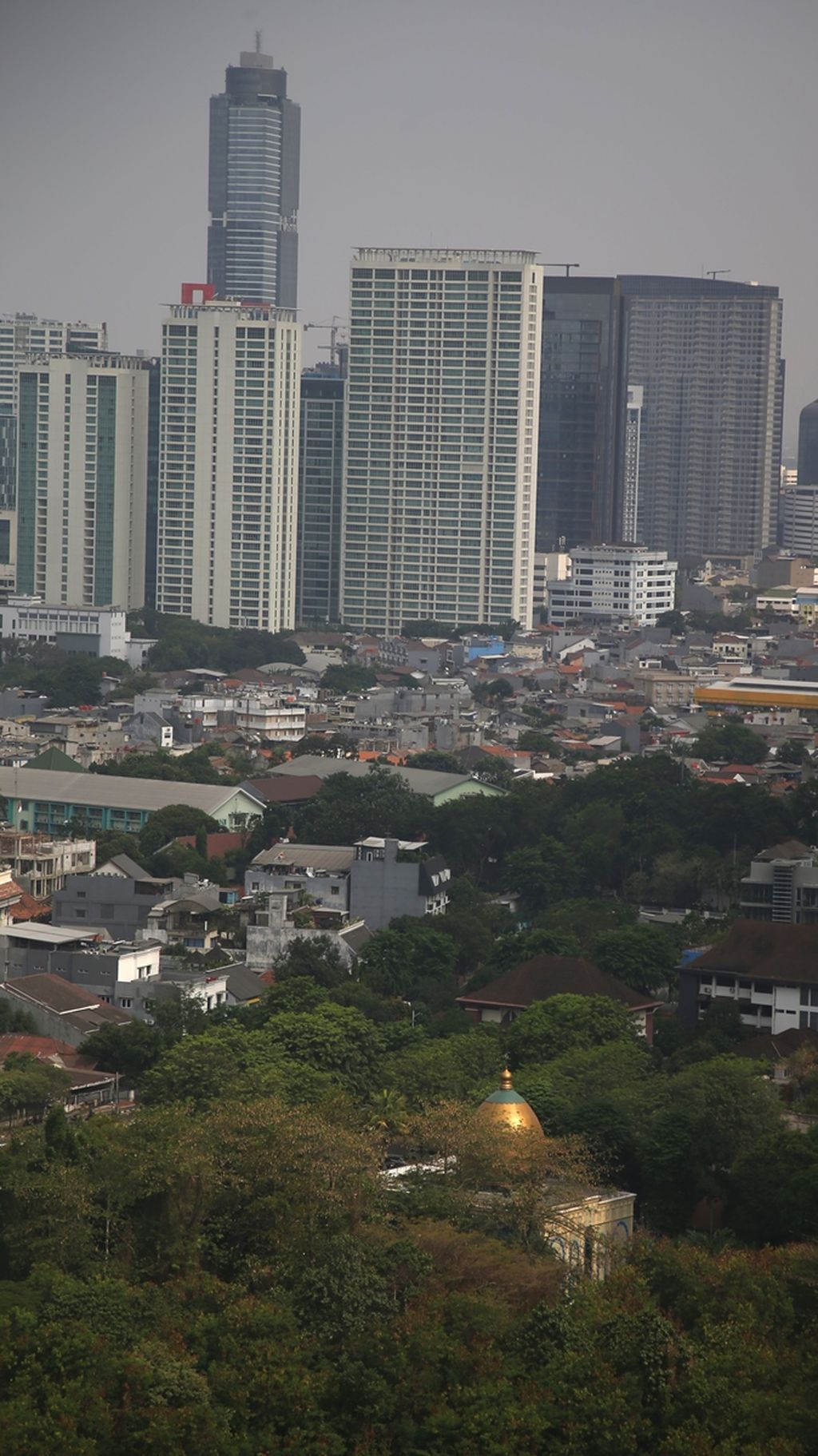 Kompleks perkantoran yang diselingi ruang terbuka hijau di kawasan Sudirman, Jakarta, Kamis (19/9/2019). 