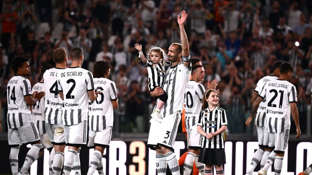 Pemain bertahan Juventus, Giorgio Chiellin, bersama anaknya melambaikan tangan ke arah penonton yang memberikan penghormatan kepadanya dalam pertandingan terakhir membela Juventus di Stadion Allianz, Turin, Selasa (17/5/2022) dini hari WIB.