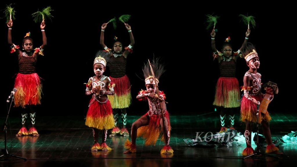 Penampilan anak-anak dari Papua dalam Konser Karawitan Anak Indonesia (KKAI) 2019 di Gedung Kesenian Jakarta, Jumat (19/4/2019). KKAI adalah festival musik tradisi yang bertujuan membentuk karakter anak bangsa melalui pembinaan kepekaan dan kreativitas musik, terutama musik tradisi Nusantara. Festival ini diikuti 28 provinsi. 