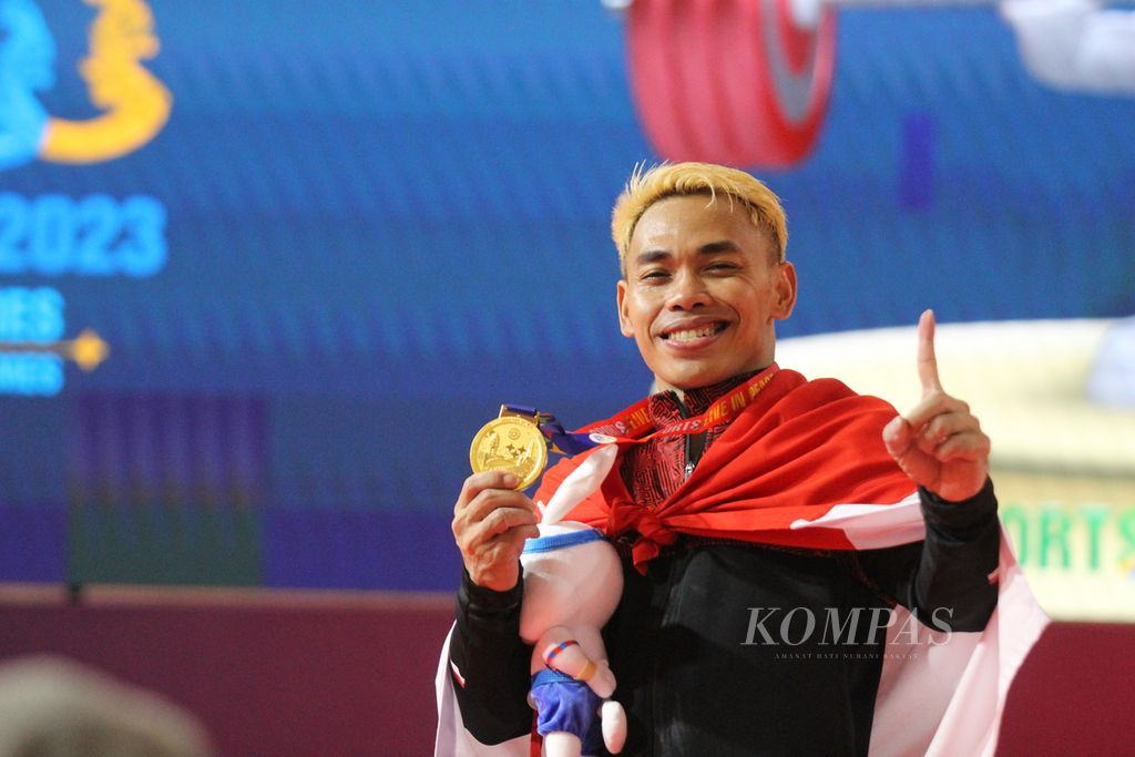 Lifter andalan Indonesia, Eko Yuli Irawan, menunjukkan dirinya masih nomor satu di Asia Tenggara pada cabang olah raga angkat besi di kelas 61 kilogram. Ia kembali memenangkan emasnya yang ketujuh di National Olympic Stadium, Phnom Penh, Kamboja, Sabtu (13/5/2023).