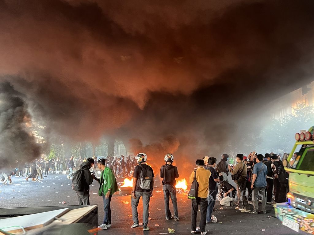 Aksi unjuk rasa kembali dilakukan mahasiswa di Makassar, Senin (26/8/2024). Aksi yang semula damai, berakhir ricuh.