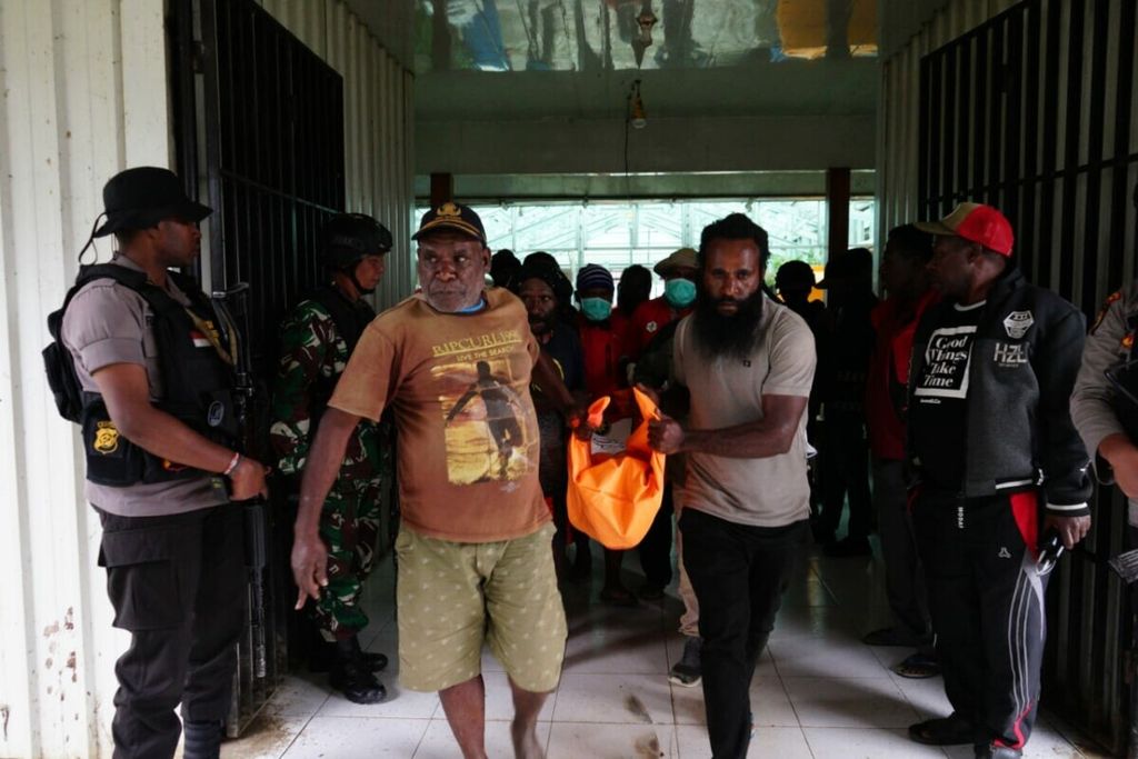 Proses evakuasi jenazah salah satu jenazah anggota KKB bernama Denis Wanimbo ke Puskesmas Ilaga, Kabupaten Puncak, Papua, Jumat (14/5/2021).