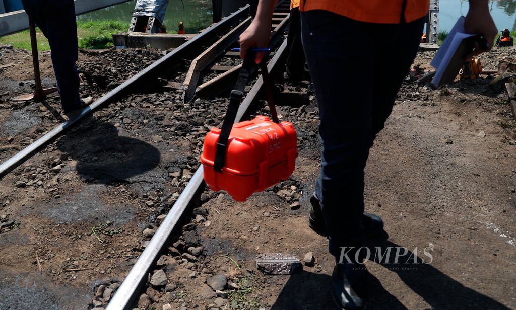 Petugas berada di lokasi peristiwa tabrakan kereta api dengan truk di pelintasan sebidang Madukoro Raya, Kota Semarang, Jawa Tengah, Rabu (18/7/2023).