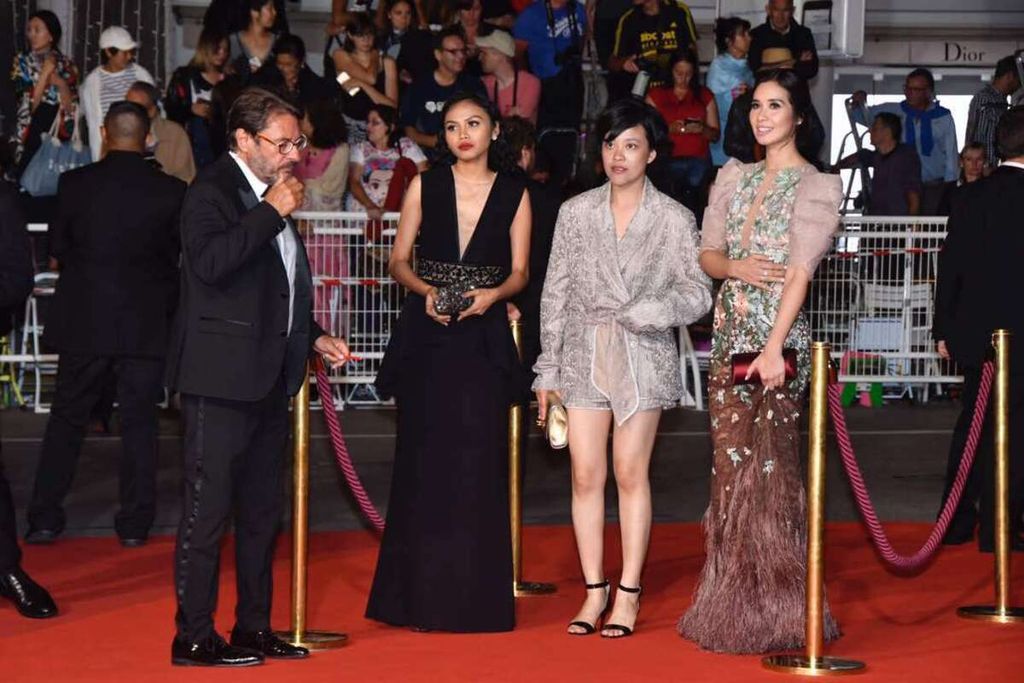  Kiri ke kanan: Dea Panendra (bergaun hitam), Mouly Surya, dan Marsha Timothy hadir di karpet merah untuk pemutaran film di seksi kompetisi utama berjudul <i>Hikari</i> karya Naomi Kawase di Grand Theatre Lumiere, Cannes, 23 Mei 2017.