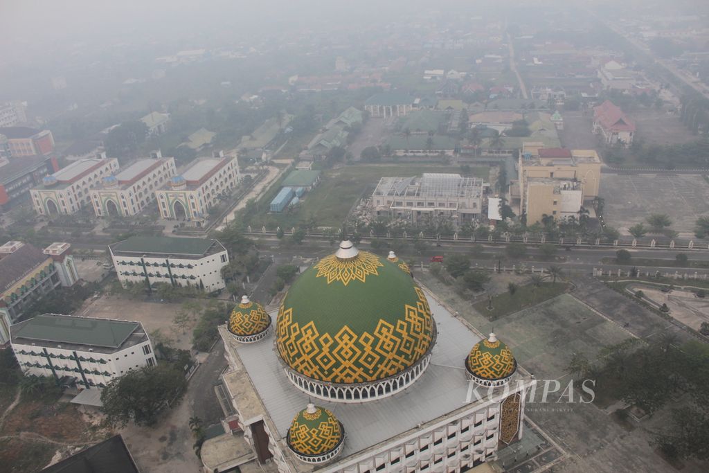 Masjid Raya Darussalam di Palangkaraya, Kalimantan Tengah, mulai tertutup kabut asap akibat kebakaran hutan dan lahan yang kian masif pada Rabu (4/10/2023). 