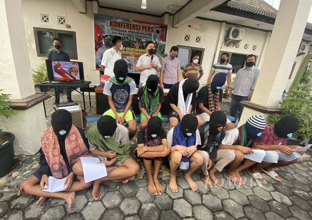 Anak-anak dihadirkan dalam konferensi pers di lobi Markas Kepolisian Sektor Pedurungan, Kota Semarang, Jawa Tengah, Jumat (8/4/2022). Mereka merupakan pelaku tawuran menggunakan sarung yang diciduk polisi karena dianggap mengganggu ketertiban umum. 
