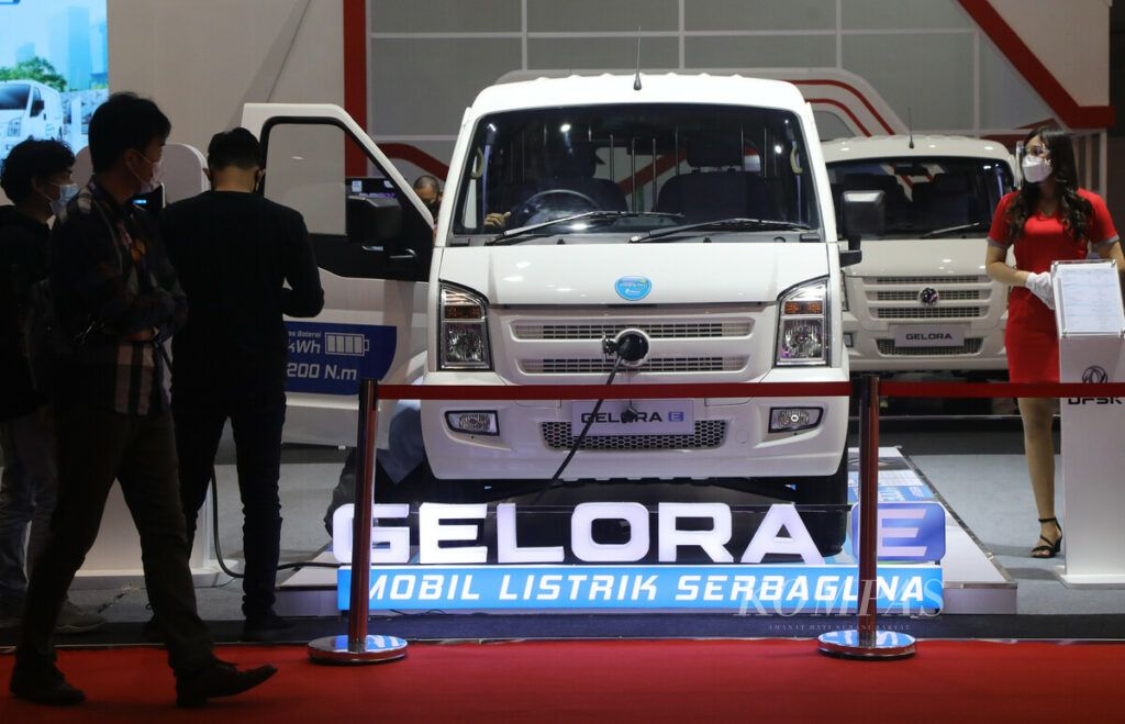 Produk mobil listrik turut meramaikan sejumlah stan dalam pameran otomotif Indonesia International Motor Show (IIMS) Hybrid di JIExpo Kemayoran, Jakarta, Kamis (15/4/20201).