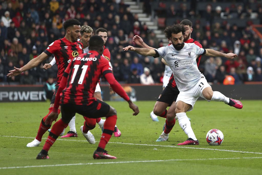 Pemain Liverpool Mohamed Salah (kanan) melepas tendangan ke gawang Bournemouth pada laga Liga Inggris, di Stadion Vitality, pada Sabtu (11/3/2023) WIB. Bournemouth menang 1-0 pada laga itu.