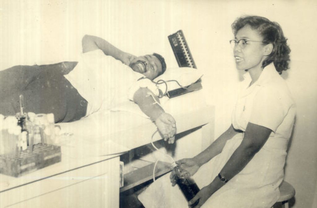 Para anggota Veteran menyumbangkan darahnya kepada PMI bertempat di Gedung PMI pada tanggal 5 Desember 1959.