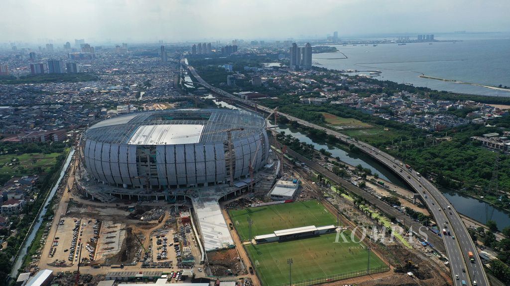 Foto udara pembangunan Jakarta International Stadium (JIS) di Kelurahan Papanggo, Tanjung Priok, Jakarta Utara, Kamis (18/11/2021). 