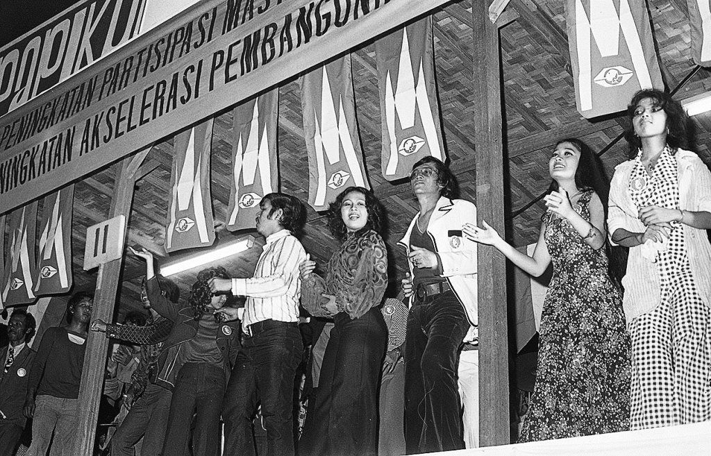 Panggung  hiburan di depan Sarinah, Jalan MH Thamrin, Jakarta, tempat pesta semalam suntuk dipusatkan dibanjiri muda mudi Ibu Kota, Sabtu (22/6/1974). 