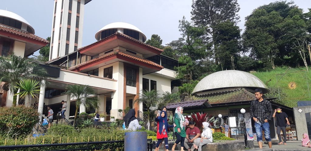 Wisatawan bersantai di taman Masjid At-taawun di Jalan Raya Puncak, Desa Tugu Selatan, Kecamatan Cisarua, Kabupaten Bogor, Jawa Barat, Rabu (2/3/2022).