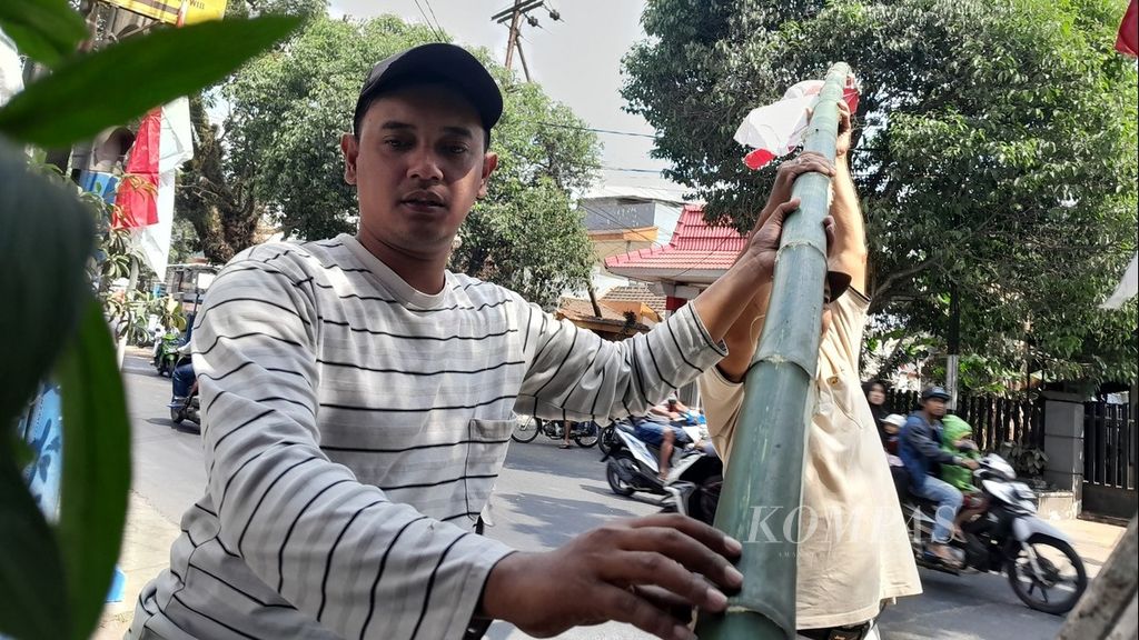 Two residents of RT 02 RW 03, Lesanpuro Village, Kedungkandang Subdistrict, Malang City, East Java, on Sunday (30/7/2023), were in the process of installing red and white flags in preparation for entering the month of August.