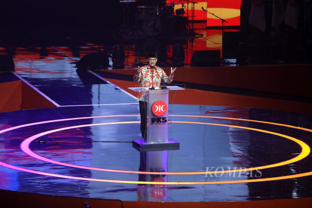 Gubernur DKI Jakarta Anies Baswedan menyampaikan pidato kebangsaan pada puncak peringatan Milad ke-20 PKS di Istora Senayan, Jakarta, Minggu (29/5/2022). Acara ini dimeriahkan bazar dan pesta rakyat, hiburan musik, dan pidato kebangsaan dari tokoh PKS dan tokoh politik dari partai lain. 