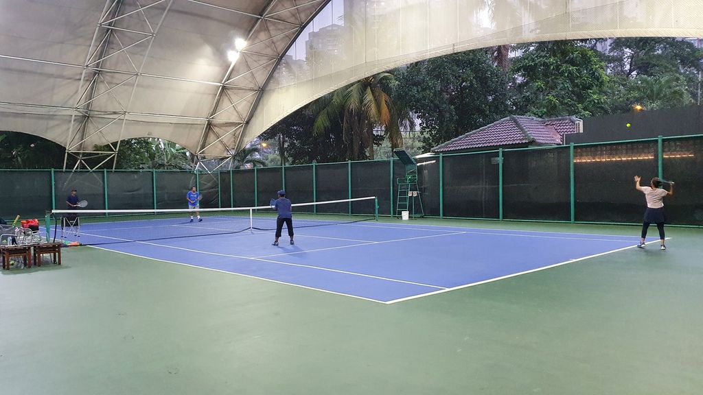 Pelatih klub tenis, Love Tenis Indonesia, Peter Susanto melatih seorang amatir bermain tenis di Lapangan Tenis Gelanggang Olahraga Soemantri Brodjonegoro, Jakarta, Senin (14/11/2022). Momentum pandemi Covid-19 dan publik figur yang ramai bermain tenis lapangan harus dimanfaatkan secara maksimal oleh pemerintah untuk memasyarakatkan tenis guna melahirkan atlet yang berprestasi.