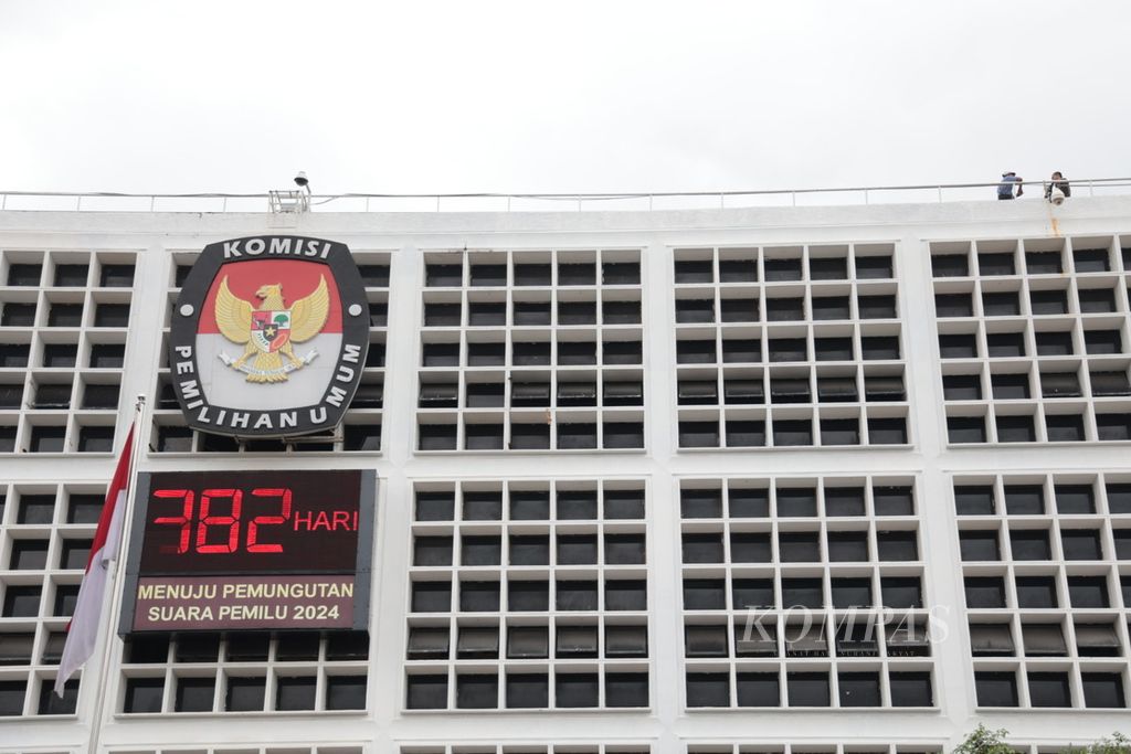 Monitor hitung mundur pelaksanaan pemilu terpasang di kantor Komisi Pemilihan Umum, Jakarta, Jumat (27/1/2023). Pada 14 Februari 2024, Indonesia akan menggelar pemilihan presiden-wakil presiden dan pemilu legislatif. 