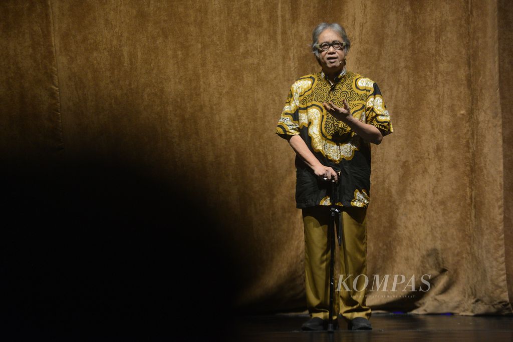 Seniman Butet Kartaredjasa menyampaikan prolog di awal pentas teater Musuh Bebuyutan di Concert Hall Taman Budaya Yogyakarta, Yogyakarta, Selasa (23/1/2024) malam. 