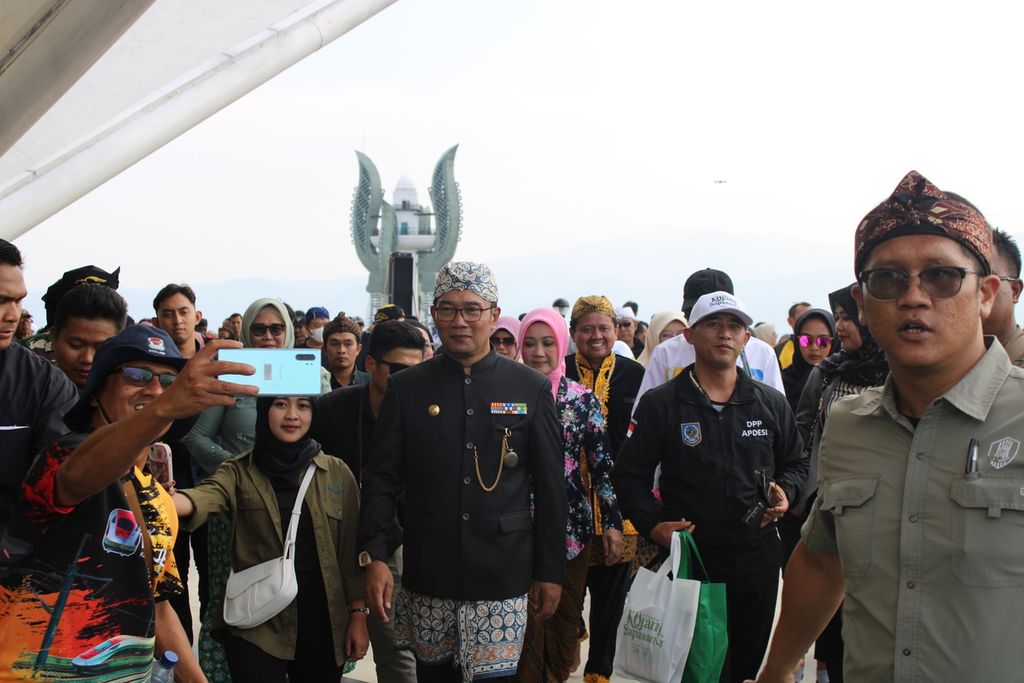 Gubernur Jawa Barat Ridwan Kamil berjalan bersama warga untuk menyaksikan Menara Kujang Sapasang di  Desa Jemah, Kecamatan Jatigede, Kabupaten Sumedang, Jawa Barat, Minggu (13/8/2023)