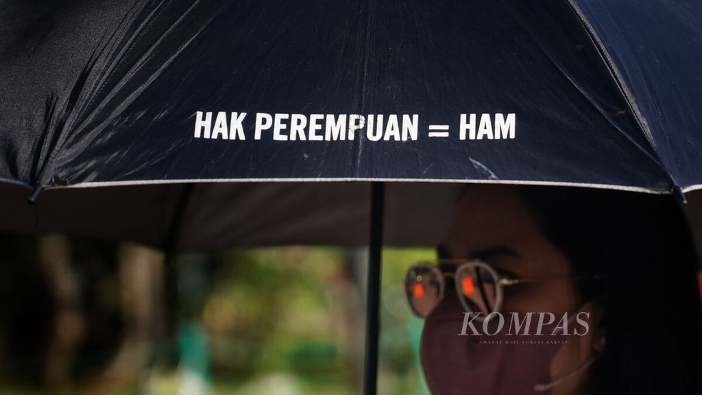 Seorang aktivis mengikuti Aksi Kamisan ke-767 di depan Istana Merdeka, Jakarta, Kamis (9/3/2023). Aksi Kamisan ke-767 ini mengangkat tema hak perlindungan perempuan seiring peringatan Hari Perempuan Internasional. 