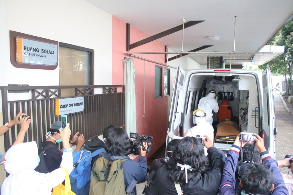 Awak media mengabadikan proses simulasi penanganan pasien terduga Covid-19 di depan Ruang Isolasi Infeksi Khusus Kemuning (RIIKK) Rumah Sakit Hasan Sadikin, Bandung, Jumat (6/3/2020).