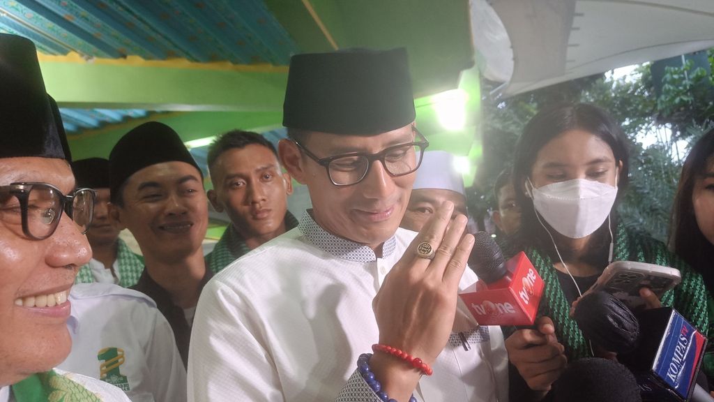 Menteri Pariwisata dan Ekonomi Kreatif Sandiaga Uno menunjukkan cincin yang diberikan Pimpinan dan Pengasuh Pondok Pesantren Nurul Amanah Sholihin Harasyi di Pondok Pesantren Nurul Amanah, Jakarta, Minggu (12/3/2023).