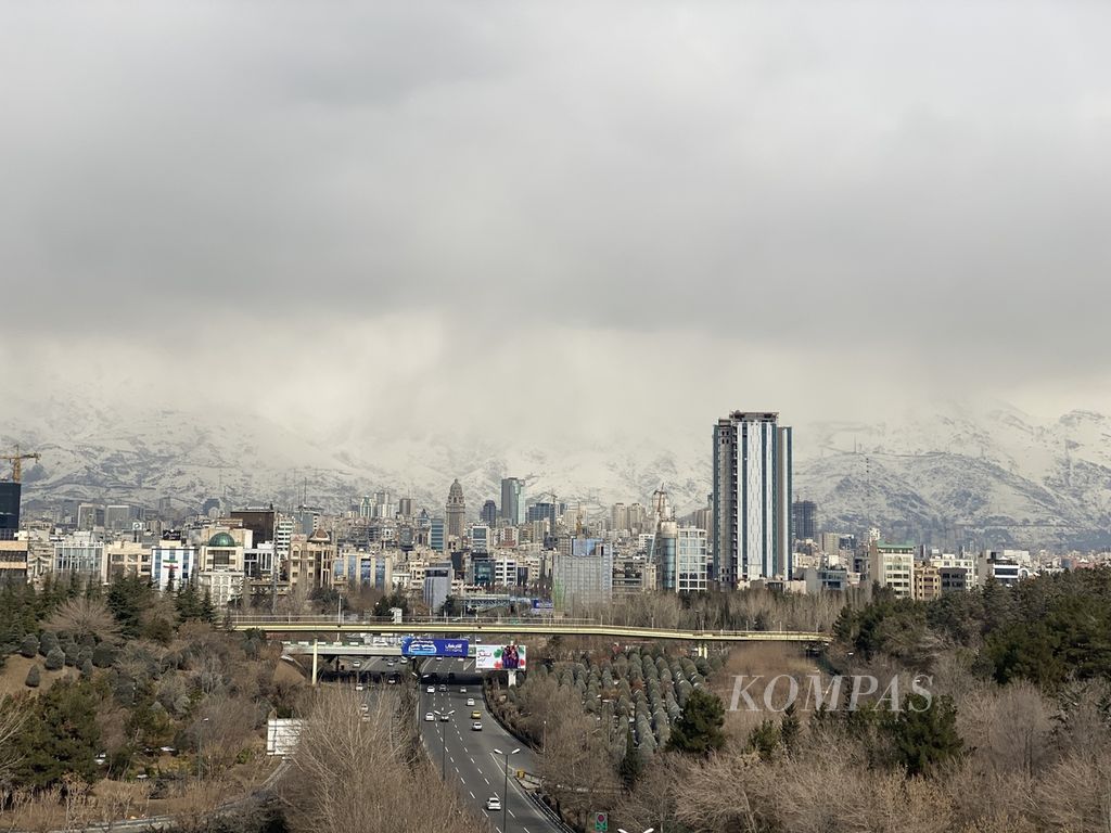 Kota Teheran, ibu kota Iran, dilihat dari jembatan Tabiat, Sabtu (11/2/2023), dengan pemandangan pegunungan bersalju di kejauhan. Kota ini berpenduduk sekitar 9 juta jiwa. 