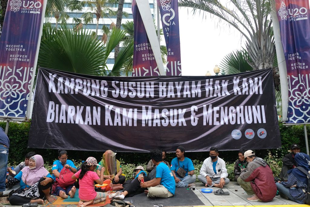 Bentangan spanduk tuntutan warga Kampung Bayam saat melakukan aksi di depan Balai Kota DKI Jakarta, Jakarta Pusat, Jumat (2/12/2022). 