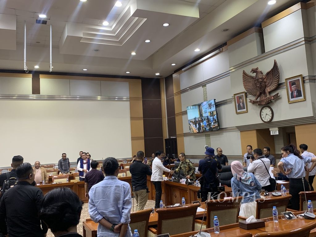 Coordinating Minister for Political, Legal, and Security Affairs Hadi Tjahjanto shook hands with the head of the Constitutional Court Bill Committee from the DPR, Adies Kadir, at the Parliament Complex in Jakarta on Monday (13/5/2024).