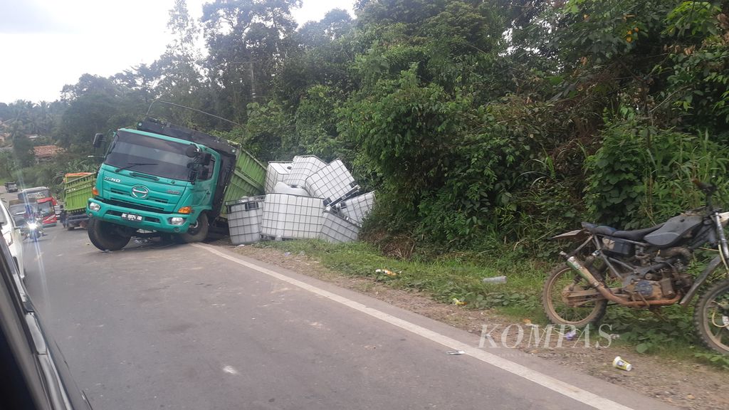 Kecelakaan truk yang terperosok di Kecamatan Tungkal Jaya, Kabupaten Musi Banyuasin, Sumatera Selatan, Minggu (1/1/2022). Kecelakaan kerap terjadi di jalur ini karena kondisi jalan yang bergelombang atau berlubang. Hal ini juga disebabkan truk yang mengangkut barang lebih dari kapasitas semestinya.