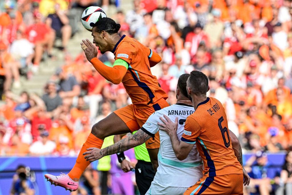 Bek Belanda Virgil van Dijk menyundul bola saat melawan Austria pada laga Grup D Piala Eropa 2024 di Berlin, Jerman, Selasa (25/6/2024) malam WIB. Lini pertahanan Belanda tampil buruk hingga kalah 2-3. 