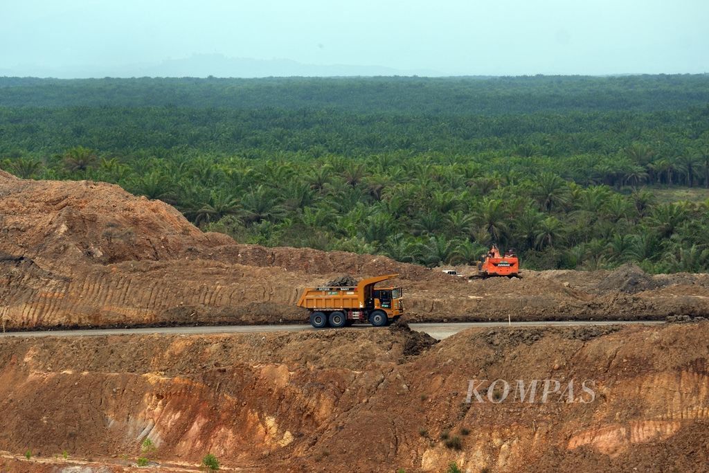 Tampak <i>heavy duty truck </i>mengangkut batu pengupas (lapisan di atas batubara) di pertambangan batubara Asam-Asam milik PT Arutmin Indonesia, di Kabupaten Tanah Laut, Kalimantan Selatan, Selasa (24/10/2023). 