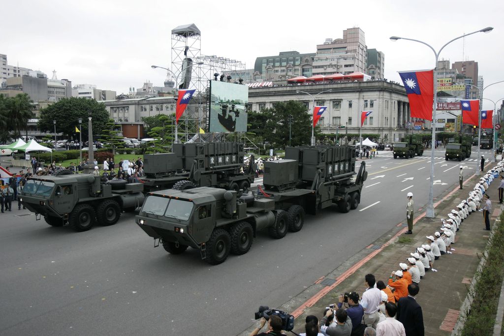 Dalam foto yang diambil pada 10 Oktober 2007 memperlihatkan sistem antirudal Patriot dalam parade memeringati Hari Nasional Taiwan di Taipei. Pemerintah AS menyetujui kerja sama militer - diantaranya peningkatan kapasitas pertahanan rudal - senilai 100 juga dollar kepada Taiwan.