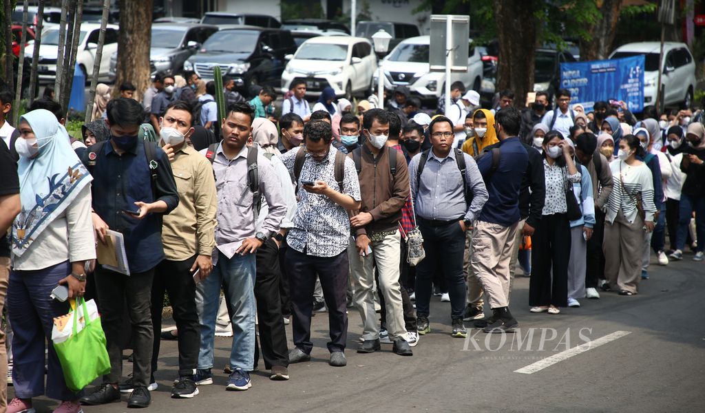 Antrean panjang pencari kerja di Mega Career Expo 2023 di Gedung Serbaguna Senayan, Jakarta Pusat, Rabu (4/10/2023). Pameran bursa kerja itu dipadati oleh para pencari kerja.