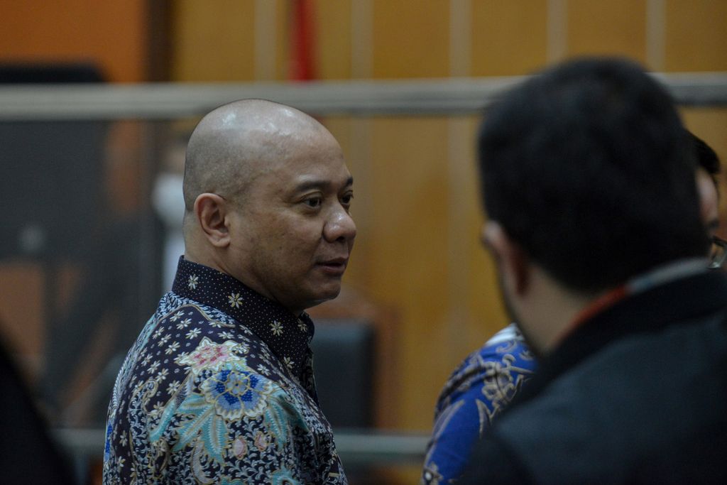 Defendant Teddy Minahasa (left) talks with attorneys after the judge's verdict was read out to him at the West Jakarta District Court, Tuesday (9/5/2023). Teddy was sentenced to life imprisonment by the judge.