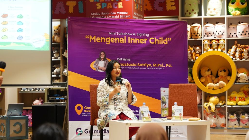 Penulis serta  psikolog anak dan remaja Anastasia Satriyo dalam bincang ”Mengenal Inner Child”. Acara tersebut dalam rangka penerbitan bukunya yang berjudul <i>Nggak Apa-Apa, Kalau Sedih Nangis Aja,</i> di Gramedia World Bintaro Emerald, Tangerang Selatan, Sabtu (20/5/2023).