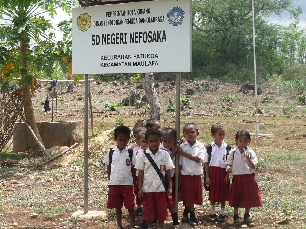 Siswa SD di pinggiran kota Kupang, Agustus 2019. Penampilan para siswa di dalam Kota Kupang ini pun tidak berbeda dengan anak-anak SD kebanyakan di pedalaman NTT.