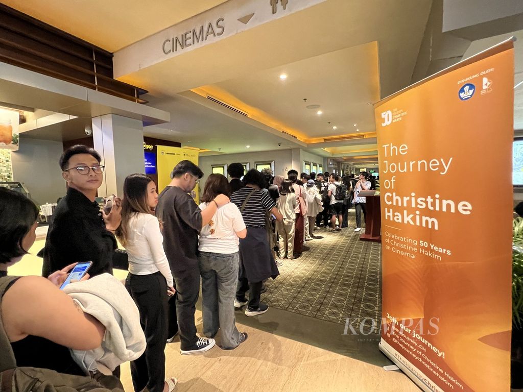Antrean penonton ketika hendak menyaksikan film <i>Perfect Days</i> (2023) pada hari ketiga Jogja-Netpac Asian Film Festival Ke-18, Senin (27/11/2023).