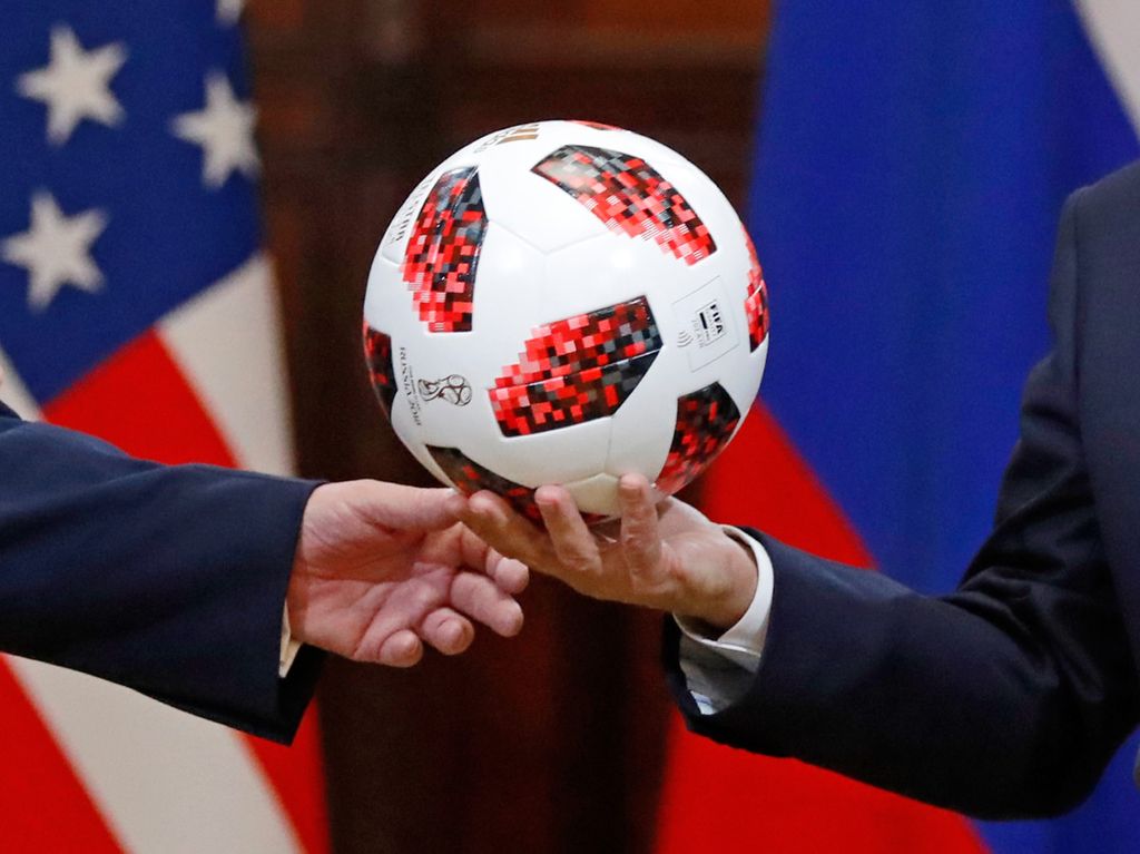https://cdn-assetd.kompas.id/rkQVrz7uxLZcC7W3BKFFhX9t_cc=/1024x767/https%3A%2F%2Fkompas.id%2Fwp-content%2Fuploads%2F2018%2F07%2FTrump-Putin-Soccer-Ball_68448274.jpg