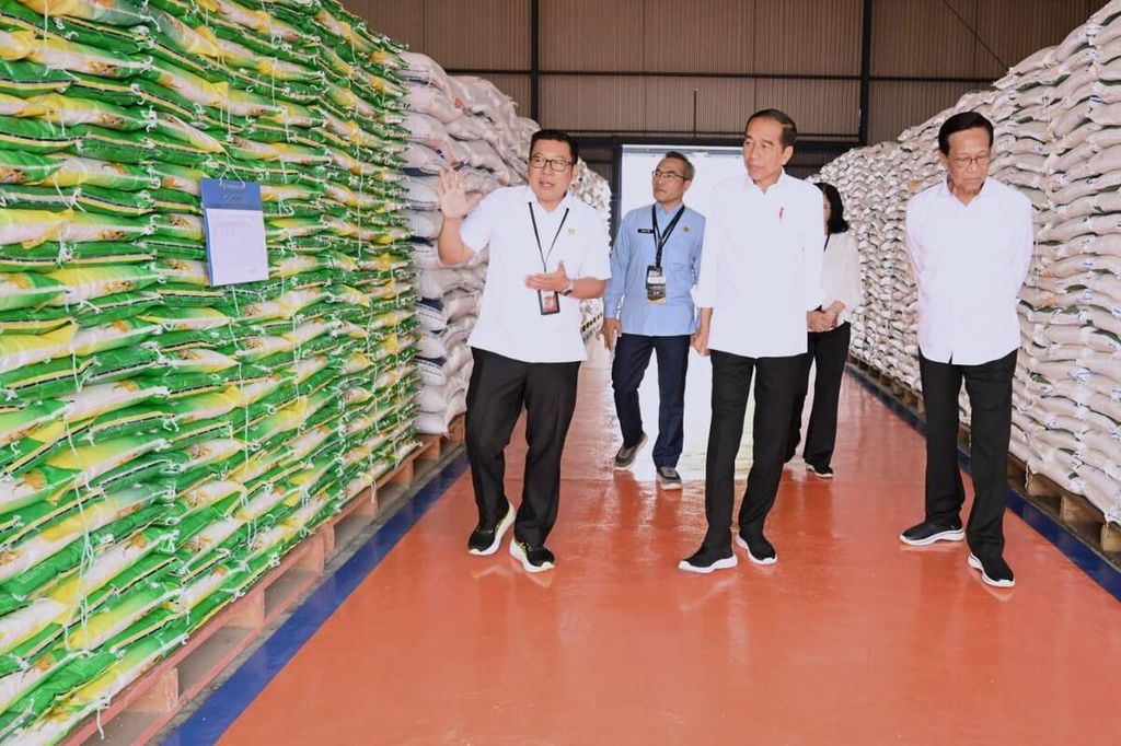 Presiden Joko Widodo menyerahkan bantuan pangan beras cadangan pangan pemerintah kepada masyarakat penerima manfaat di Gudang Bulog Sendangsari, Kabupaten Bantul, Daerah Istimewa Yogyakarta, Selasa (30/1/2024). 