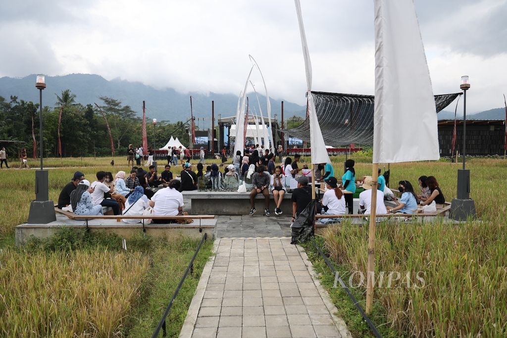 Penonton menikmati suasana sawah dan musik saat menghadiri pertunjukan musik Balkonjazz Festival 2022 di Balkondes Karangrejo, Borobudur, Magelang, Jawa Tengah, Sabtu (14/5/2022). Gelaran Balkonjazz kedua ini menampilkan sejumlah artis, seperti Kahitna, Pamungkas, dan Rendy Pandugo. Perhelatan ini digelar antara lain untuk membangkitkan kembali perekonomian masyarakat setempat sekaligus mempromosikan Candi Borobudur sebagai salah satu dari lima Destinasi Super Prioritas Indonesia.