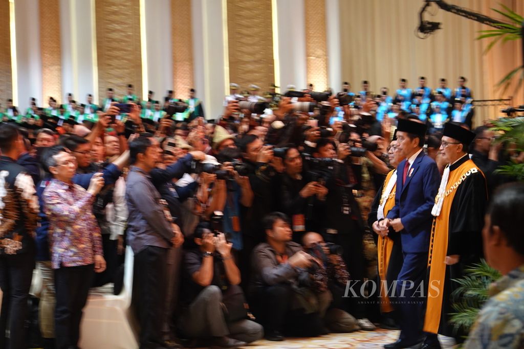 Presiden Joko Widodo masuk ke ruangan ketika menghadiri pembukaan Sidang Istimewa Laporan Tahunan Mahkamah Agung Tahun Anggaran 2023 yang digelar di Jakarta Convention Center (JCC) Senayan, Jakarta, Selasa (20/2/2024).