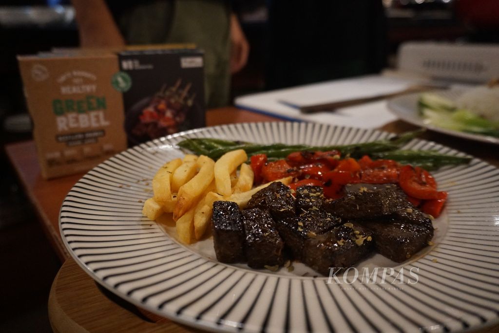 Steik nabati berbahan dasar jamur shiitake, tepung rumput laut, dan kedelai produksi Green Rebel dipamerkan di Manado, Sulawesi Utara, Sabtu (5/2/2022).