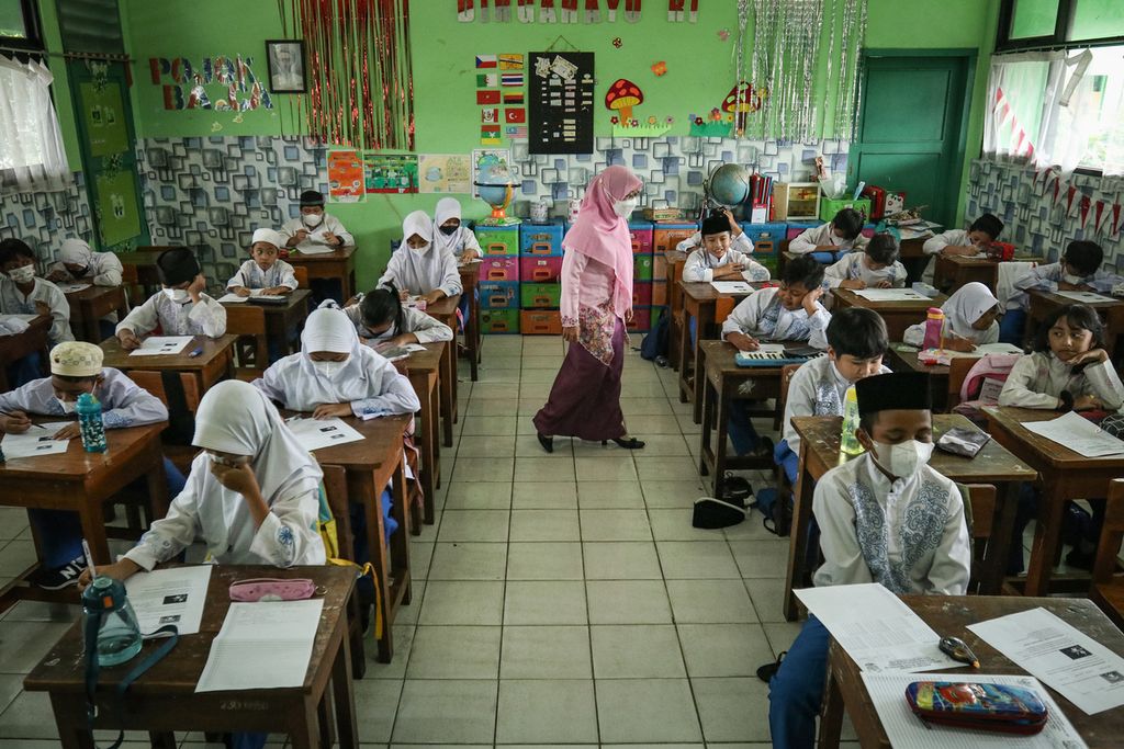 Peserta program Guru Penggerak, Nita Auliyanti, mendampingi siswa mengerjakan ulangan di SD Negeri Menteng 02, Jakarta Pusat, Jumat (3/2/2023). 