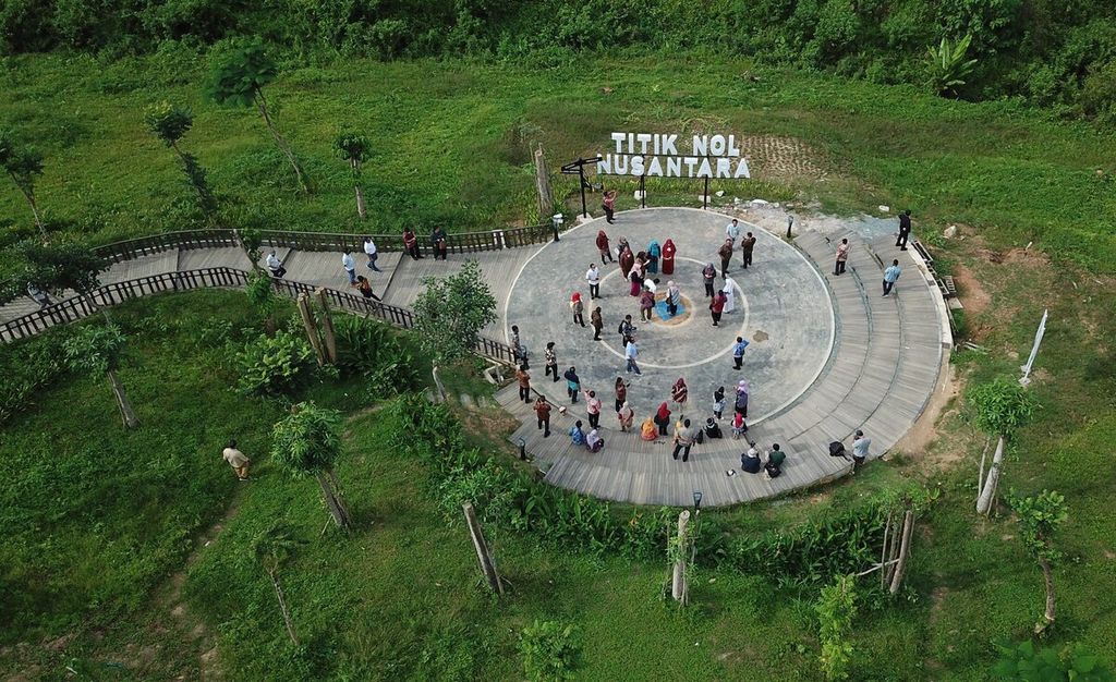 Visitors taking photos together at the Zero Point of the new Capital City of Indonesia (IKN) were seen from the air in Sepaku District, North Penajam Paser Regency, East Kalimantan on Thursday (28/7/2022). Since its opening, many visitors from outside the region have come to the area to find out about Indonesia's new prospective capital city.