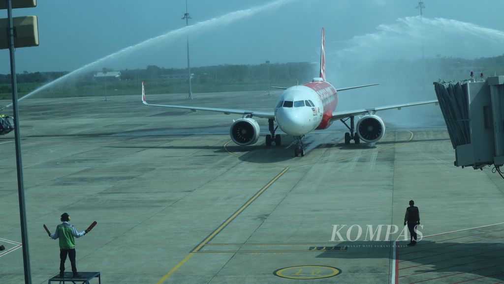 Atraksi penyemprotan air atau <i>water salute</i> menyambut kedatangan pesawat maskapai AirAsia yang pertama kali mendarat di Bandara Internasional Jawa Barat Kertajati di Kabupaten Majalengka, Rabu (17/5/2023). 