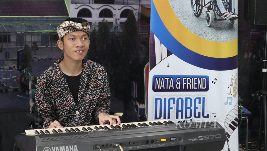 Katon Wiranata Abimanyu (17) memainkan alat musik keyboard di Ruang Tunggu Stasiun Cirebon, Kota Cirebon, Jawa Barat, Senin (24/4/2023). Dengan keahliannya, kedua difabel asal Cirebon itu menghibur calon penumpang kereta api.
