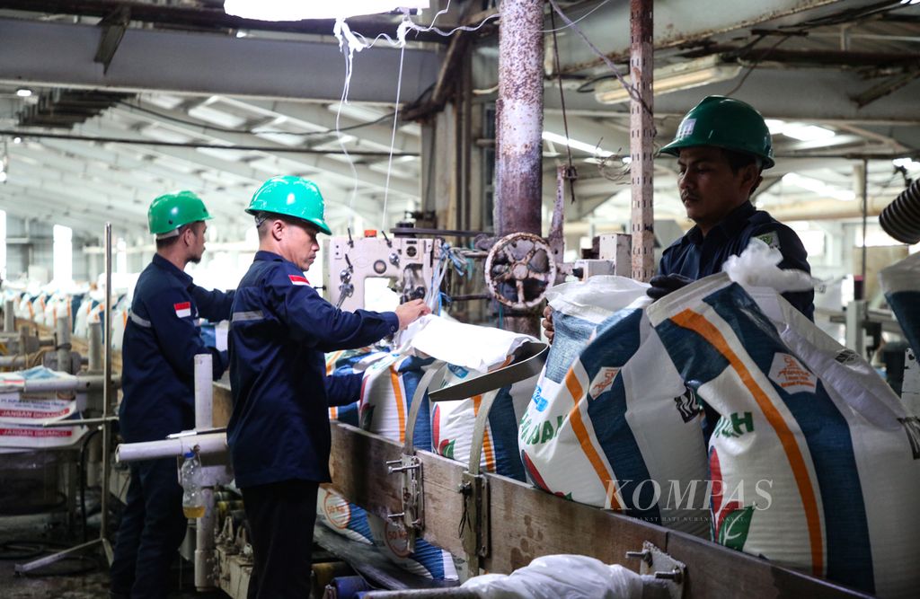 Translated article: 
The activity of packaging non-subsidized urea fertilizer was conducted in one of PT Pupuk Kalimantan Timur's (PKT) warehouses in Bontang, East Kalimantan on Monday (12/6/2023). Approximately 50 percent of the fertilizer produced by PKT is for domestic use, both subsidized and non-subsidized, while the remaining is exported, particularly the granule type of urea. The main destination countries for PKT's products export are India, Vietnam, Australia, and several other Asian countries.